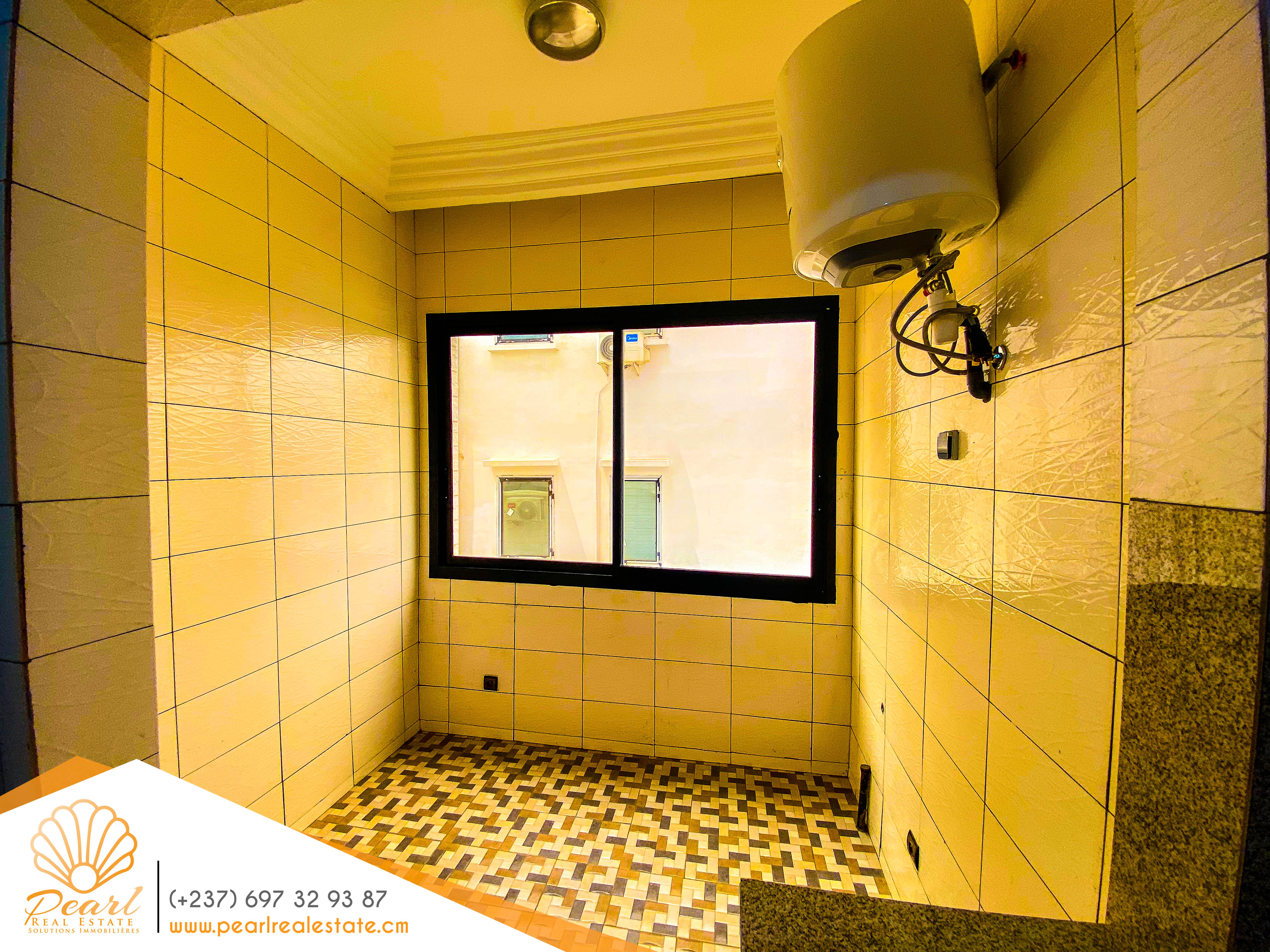 Appartement à louer - Yaoundé, Bastos, Golf Américain - 1 salon(s), 2 chambre(s), 3 salle(s) de bains - 600 000 FCFA / mois