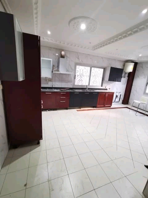 Appartement à louer - Yaoundé, Mfandena, Omnisport - 1 salon(s), 3 chambre(s), 4 salle(s) de bains - 600 000 FCFA / mois
