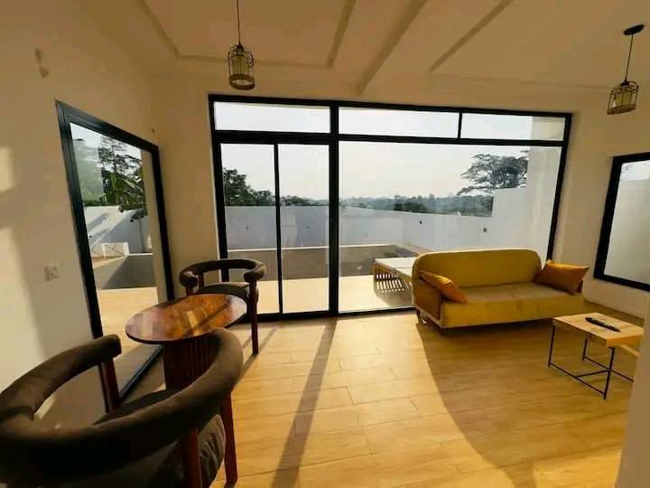 Maison (Duplex) à vendre - Yaoundé, Mimboman IV, nkoabang - 2 salon(s), 5 chambre(s), 4 salle(s) de bains - 160 000 000 FCFA