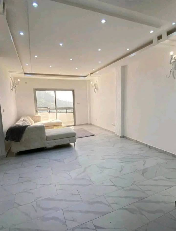 Appartement à louer - Yaoundé, Mbankolo, mbankolo - 1 salon(s), 3 chambre(s), 3 salle(s) de bains - 350 000 FCFA / mois