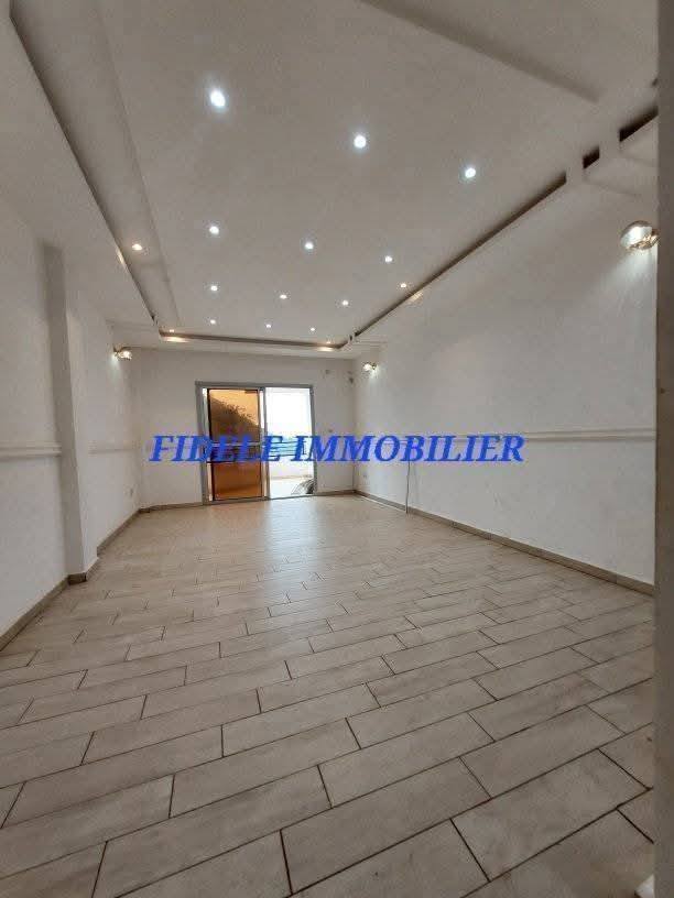 Appartement à louer - Yaoundé, Mbankolo, mbankolo - 1 salon(s), 3 chambre(s), 3 salle(s) de bains - 350 000 FCFA / mois