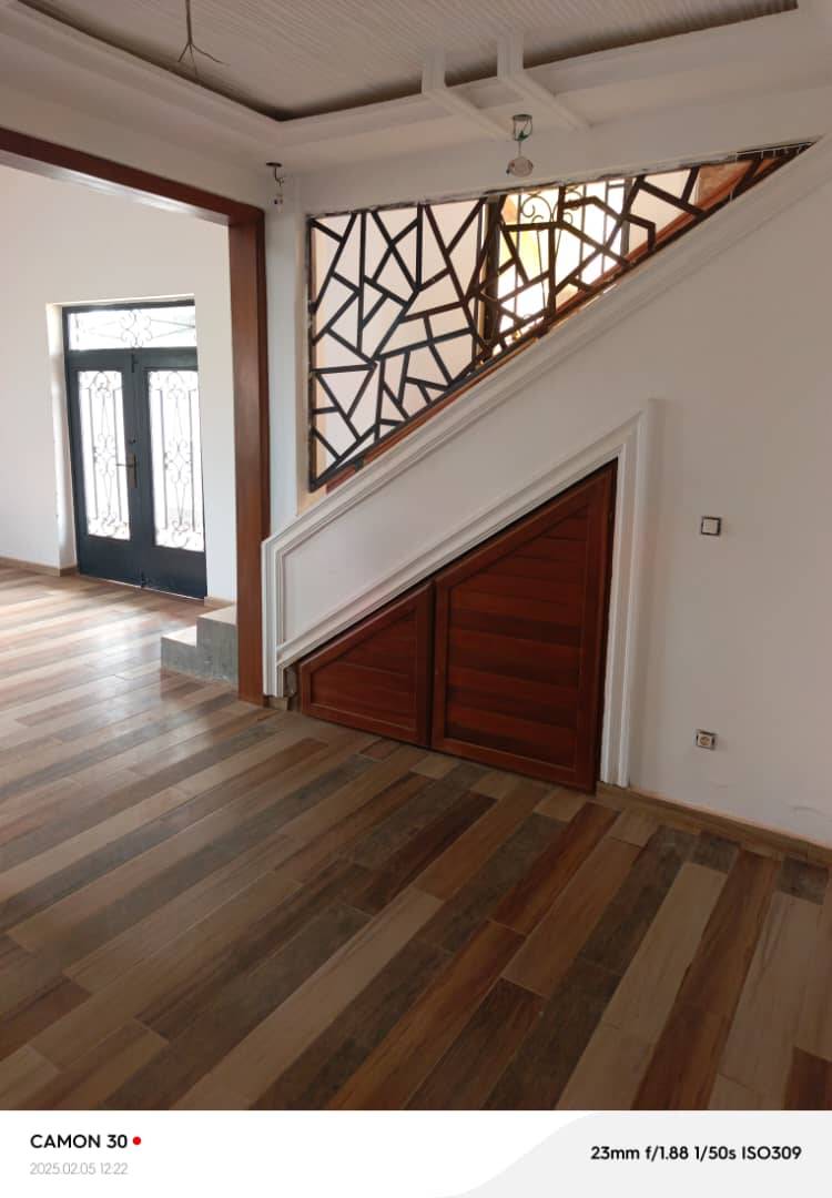 Maison (Duplex) à vendre - Yaoundé, Olembe, nkozoa - 2 salon(s), 6 chambre(s), 5 salle(s) de bains - 130 000 000 FCFA