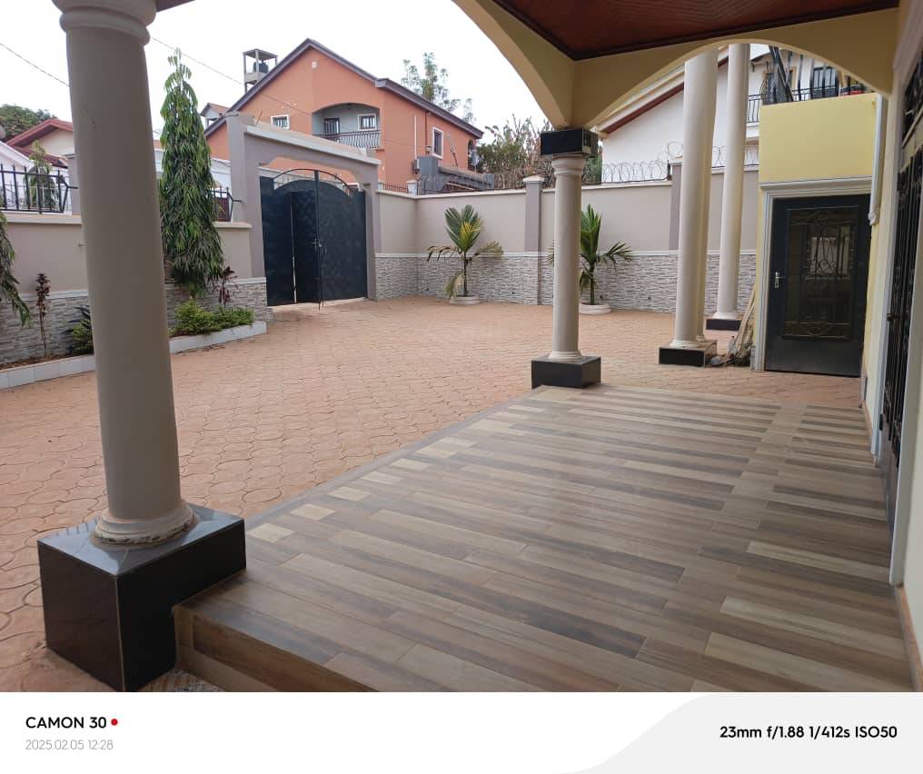 Maison (Duplex) à vendre - Yaoundé, Olembe, nkozoa - 2 salon(s), 6 chambre(s), 5 salle(s) de bains - 130 000 000 FCFA