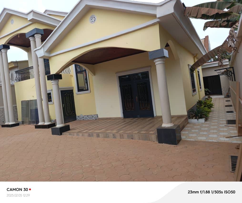 Maison (Duplex) à vendre - Yaoundé, Olembe, nkozoa - 2 salon(s), 6 chambre(s), 5 salle(s) de bains - 130 000 000 FCFA