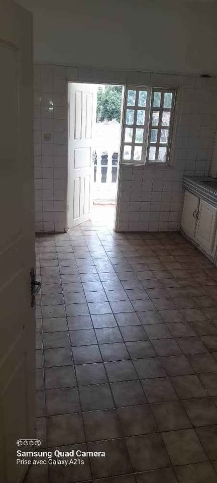 House (Villa) to rent - Yaoundé, Mfandena, omnisport - 2 living room(s), 5 bedroom(s), 3 bathroom(s) - 500 000 FCFA / month