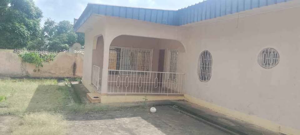 House (Villa) to rent - Yaoundé, Mfandena, omnisport - 2 living room(s), 5 bedroom(s), 3 bathroom(s) - 500 000 FCFA / month