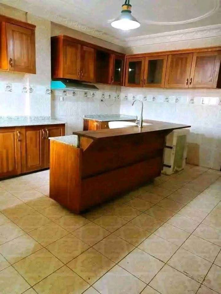 Appartement à louer - Yaoundé, Bastos, bastos - 1 salon(s), 3 chambre(s), 4 salle(s) de bains - 1 500 000 FCFA / mois