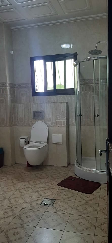Appartement à louer - Yaoundé, Bastos, bastos - 1 salon(s), 3 chambre(s), 4 salle(s) de bains - 1 500 000 FCFA / mois