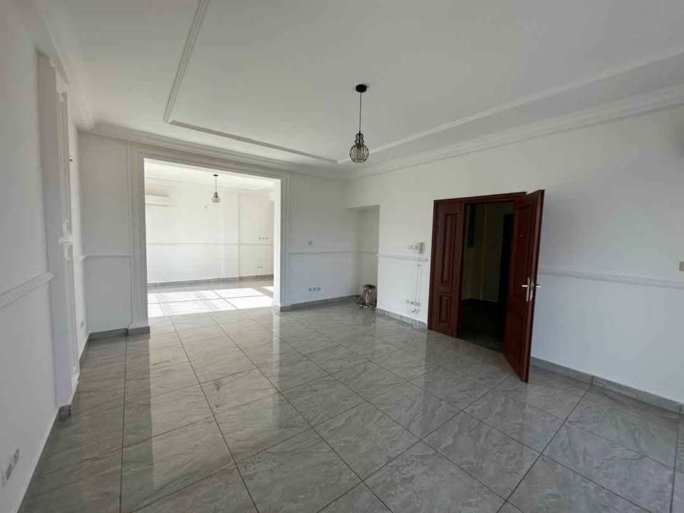 Appartement à louer - Yaoundé, Bastos, bastos - 1 salon(s), 2 chambre(s), 3 salle(s) de bains - 850 000 FCFA / mois