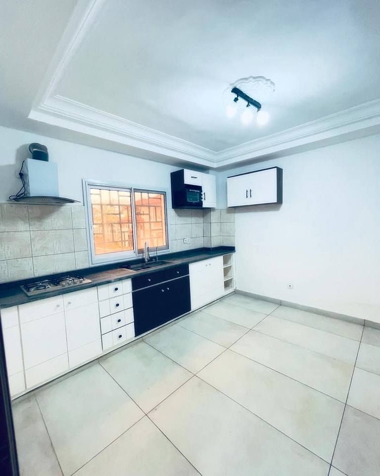 Appartement à louer - Yaoundé, Bastos, golf - 1 salon(s), 3 chambre(s), 4 salle(s) de bains - 1 000 000 FCFA / mois