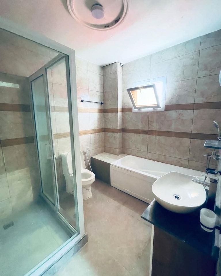 Appartement à louer - Yaoundé, Bastos, golf - 1 salon(s), 3 chambre(s), 4 salle(s) de bains - 1 000 000 FCFA / mois