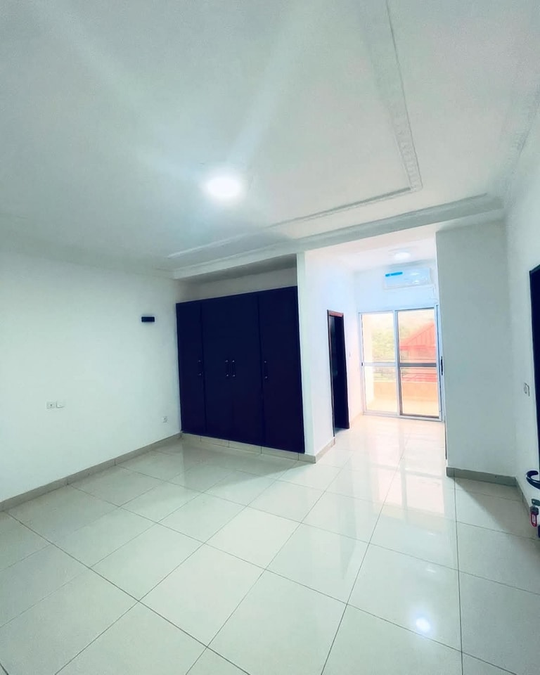 Appartement à louer - Yaoundé, Bastos, golf - 1 salon(s), 3 chambre(s), 4 salle(s) de bains - 1 000 000 FCFA / mois