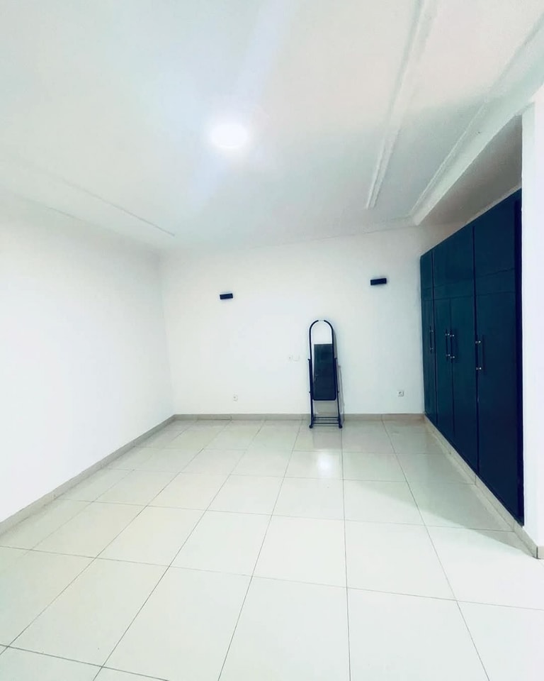 Appartement à louer - Yaoundé, Bastos, golf - 1 salon(s), 3 chambre(s), 4 salle(s) de bains - 1 000 000 FCFA / mois
