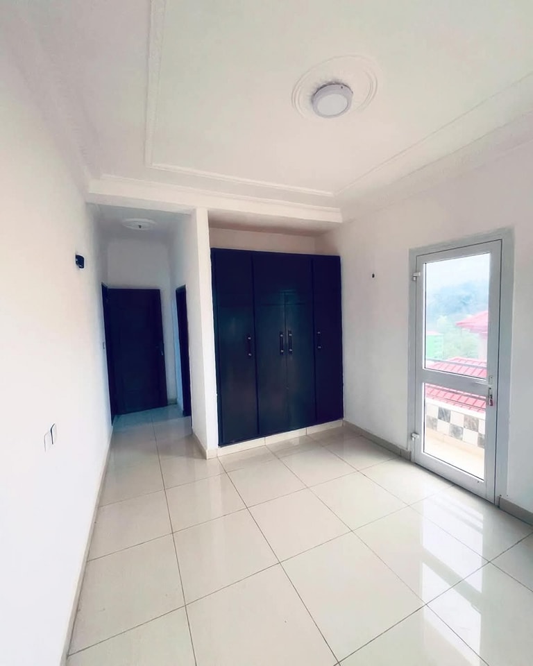 Appartement à louer - Yaoundé, Bastos, golf - 1 salon(s), 3 chambre(s), 4 salle(s) de bains - 1 000 000 FCFA / mois