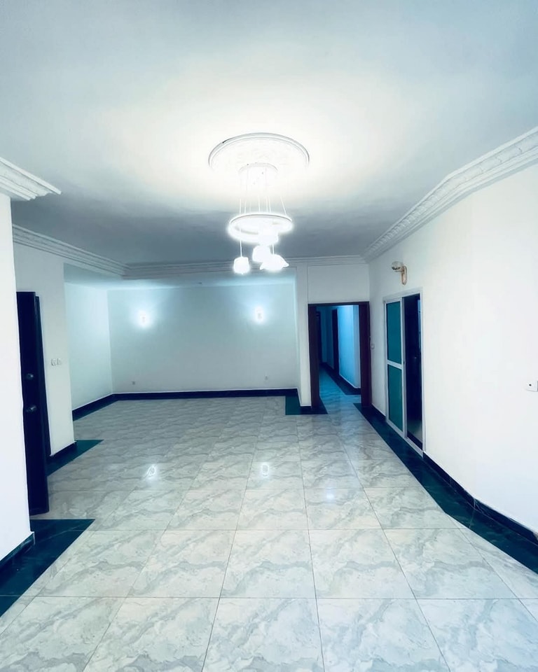 Appartement à louer - Yaoundé, Bastos, golf - 1 salon(s), 3 chambre(s), 4 salle(s) de bains - 1 000 000 FCFA / mois
