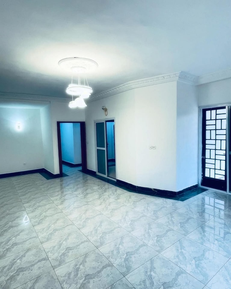 Appartement à louer - Yaoundé, Bastos, golf - 1 salon(s), 3 chambre(s), 4 salle(s) de bains - 1 000 000 FCFA / mois