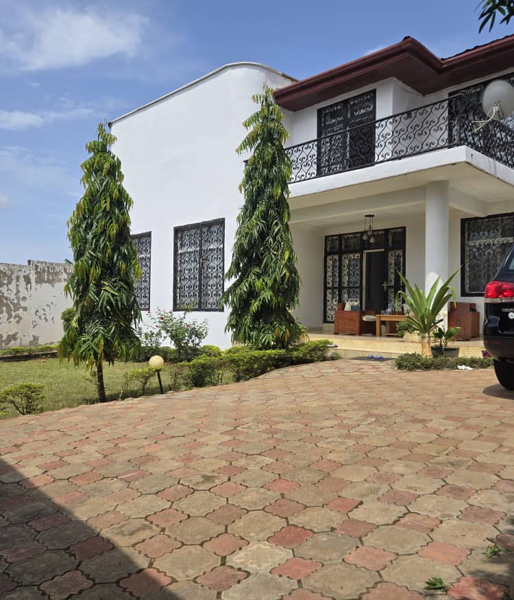 Maison (Duplex) à vendre - Yaoundé, Mimboman IV, nkoabang - 2 salon(s), 4 chambre(s), 5 salle(s) de bains - 180 000 000 FCFA