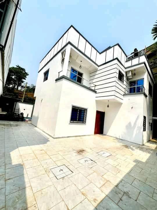 Maison (Duplex) à vendre - Yaoundé, Bastos, bastos - 3 salon(s), 4 chambre(s), 5 salle(s) de bains - 260 000 000 FCFA