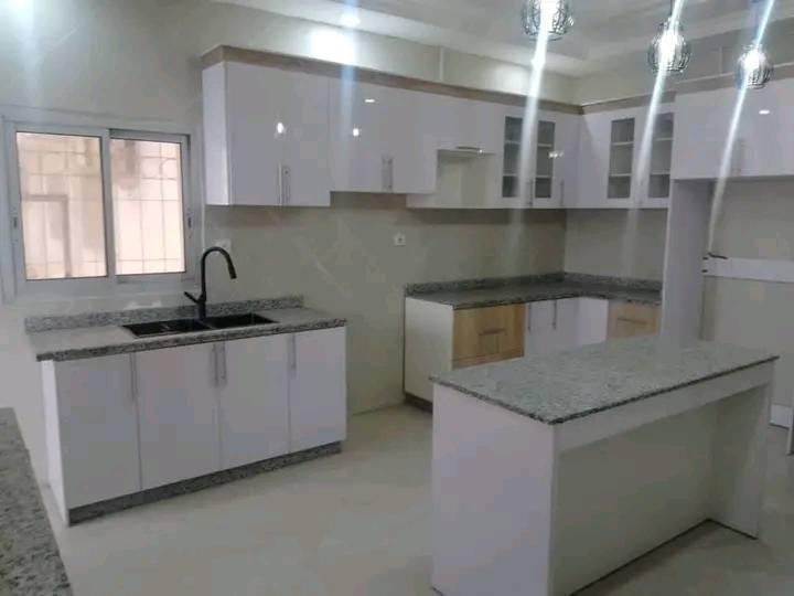 House (Duplex) to rent - Yaoundé, Centre administratif, centre ville - 2 living room(s), 5 bedroom(s), 5 bathroom(s) - 2 800 000 FCFA / month