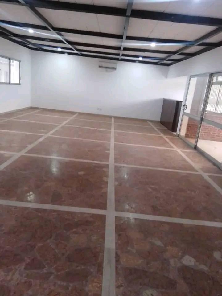 House (Duplex) to rent - Yaoundé, Centre administratif, centre ville - 2 living room(s), 5 bedroom(s), 5 bathroom(s) - 2 800 000 FCFA / month