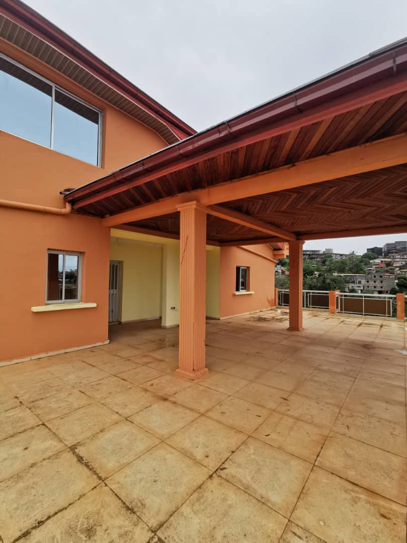 House (Villa) to rent - Yaoundé, Essos, titi garage - 2 living room(s), 4 bedroom(s), 5 bathroom(s) - 700 000 FCFA / month
