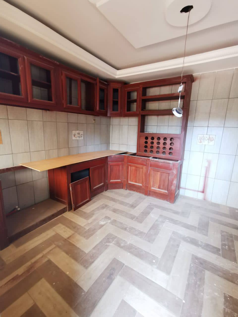 House (Villa) to rent - Yaoundé, Essos, titi garage - 2 living room(s), 4 bedroom(s), 5 bathroom(s) - 700 000 FCFA / month