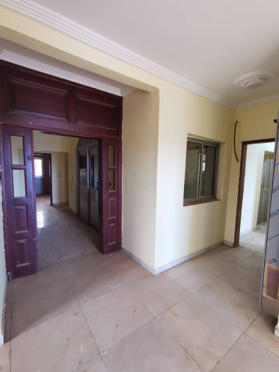 House (Villa) to rent - Yaoundé, Essos, titi garage - 2 living room(s), 4 bedroom(s), 5 bathroom(s) - 700 000 FCFA / month