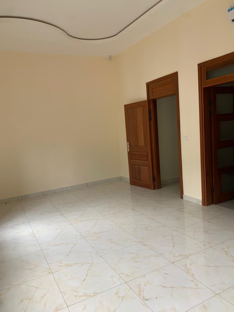 Appartement à louer - Yaoundé, Mbankolo, mbankolo - 1 salon(s), 3 chambre(s), 4 salle(s) de bains - 500 000 FCFA / mois