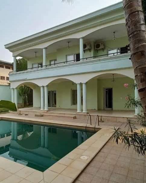 Maison (Duplex) à louer - Yaoundé, Bastos, golf - 2 salon(s), 5 chambre(s), 6 salle(s) de bains - 5 000 000 FCFA / mois