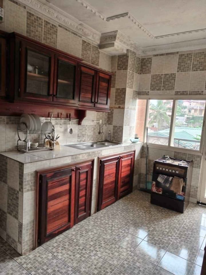 Appartement à louer - Yaoundé, Bastos, bastos - 1 salon(s), 3 chambre(s), 2 salle(s) de bains - 500 000 FCFA / mois