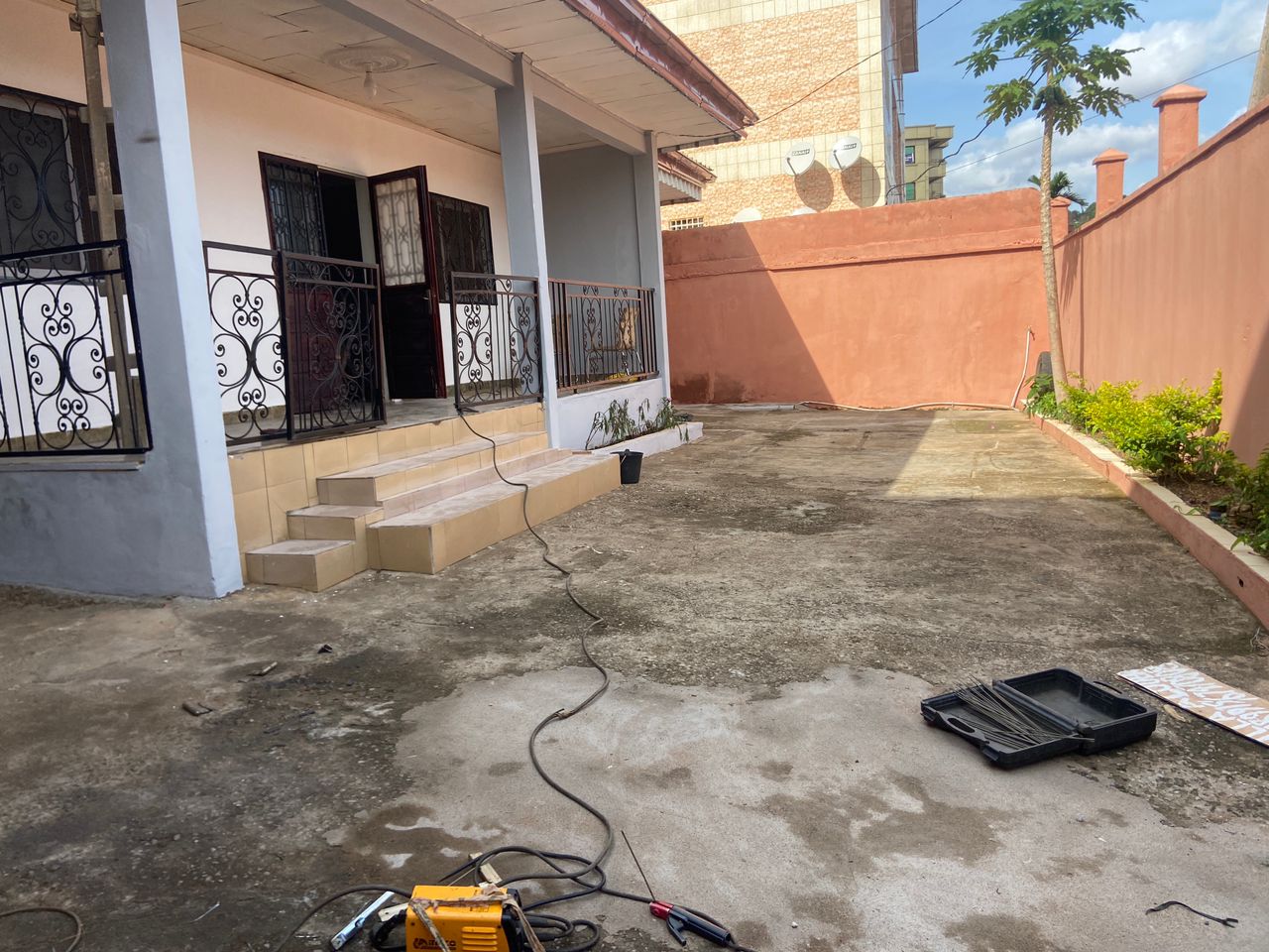Maison (Villa) à louer - Yaoundé, Bastos, Bastos centre - 1 salon(s), 3 chambre(s), 3 salle(s) de bains - 600 000 FCFA / mois