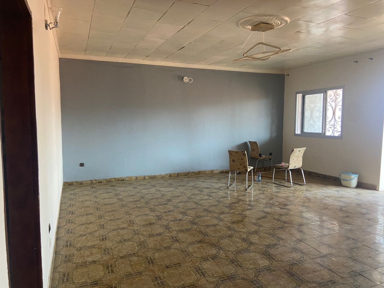 Maison (Villa) à louer - Yaoundé, Bastos, Bastos centre - 1 salon(s), 3 chambre(s), 3 salle(s) de bains - 600 000 FCFA / mois
