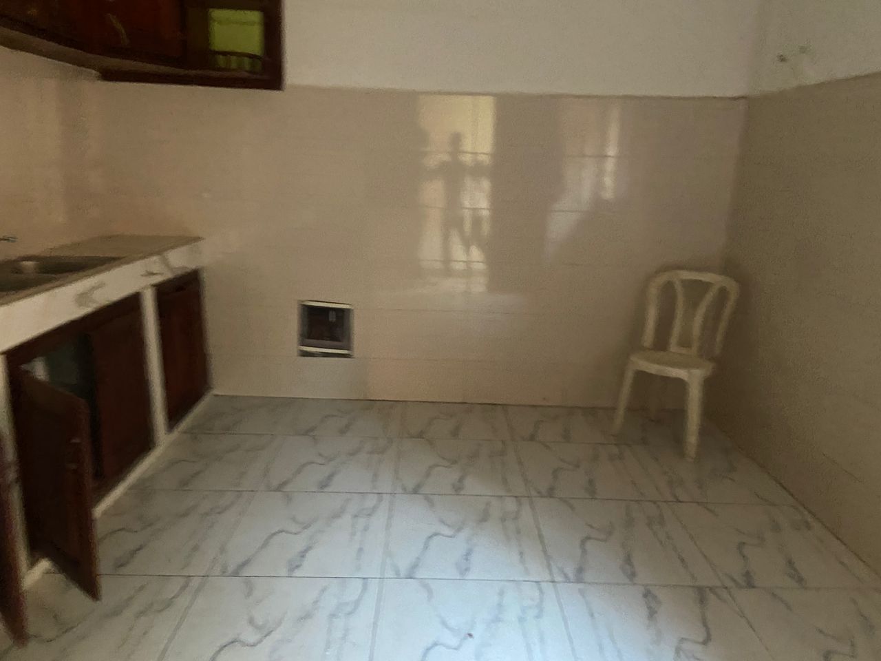 Maison (Villa) à louer - Yaoundé, Bastos, Bastos centre - 1 salon(s), 3 chambre(s), 3 salle(s) de bains - 600 000 FCFA / mois