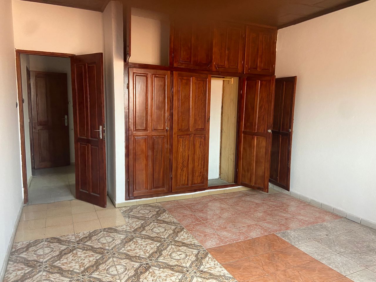Maison (Villa) à louer - Yaoundé, Bastos, Bastos centre - 1 salon(s), 3 chambre(s), 3 salle(s) de bains - 600 000 FCFA / mois