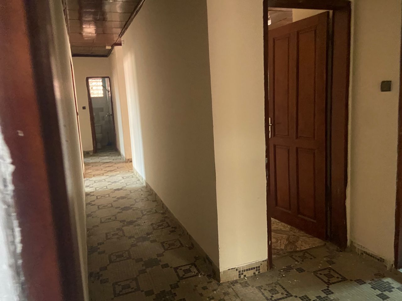 Maison (Villa) à louer - Yaoundé, Bastos, Bastos centre - 1 salon(s), 3 chambre(s), 3 salle(s) de bains - 600 000 FCFA / mois