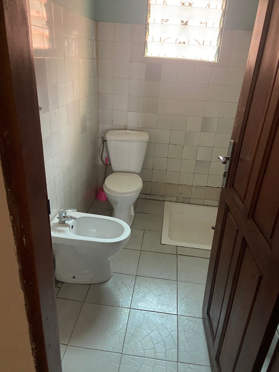 Maison (Villa) à louer - Yaoundé, Bastos, Bastos centre - 1 salon(s), 3 chambre(s), 3 salle(s) de bains - 600 000 FCFA / mois