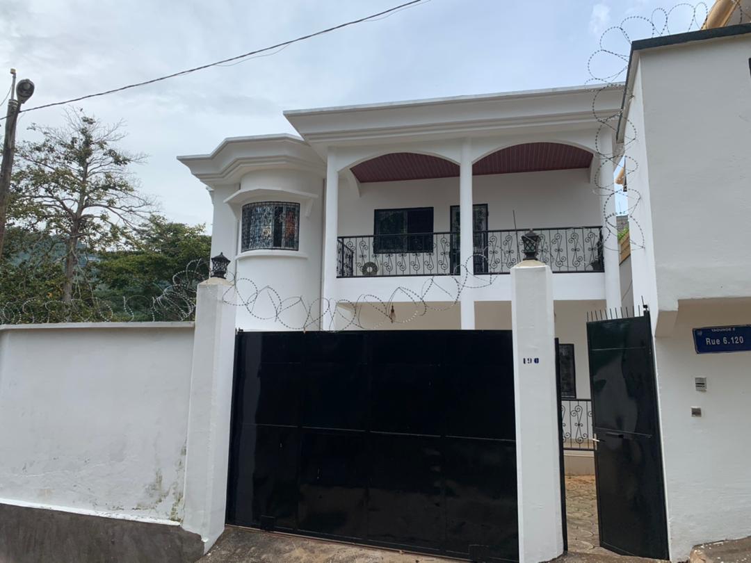 House (Duplex) to rent - Yaoundé, Bastos, GOLF - 1 living room(s), 4 bedroom(s), 3 bathroom(s) - 1 000 000 FCFA / month