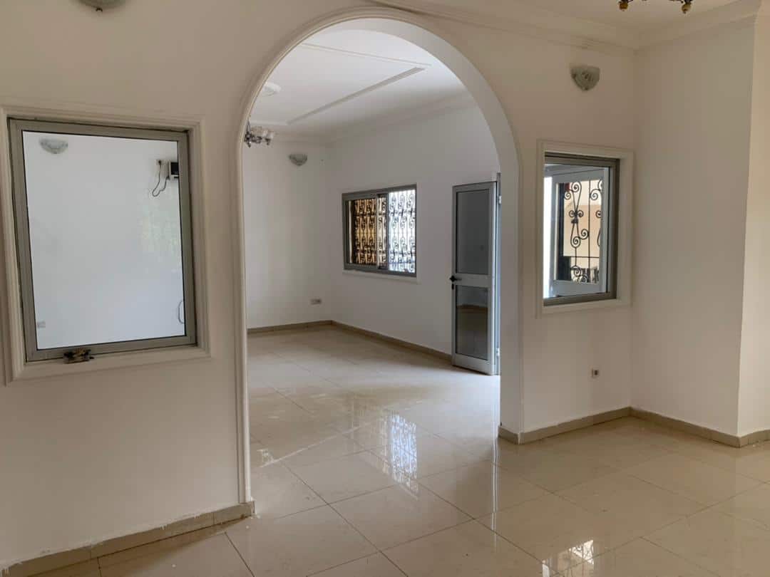 House (Duplex) to rent - Yaoundé, Bastos, GOLF - 1 living room(s), 4 bedroom(s), 3 bathroom(s) - 1 000 000 FCFA / month