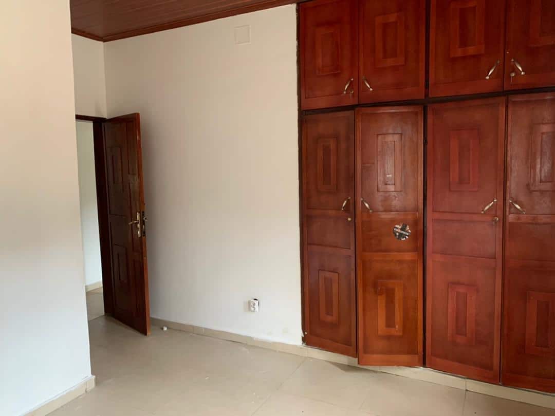 House (Duplex) to rent - Yaoundé, Bastos, GOLF - 1 living room(s), 4 bedroom(s), 3 bathroom(s) - 1 000 000 FCFA / month