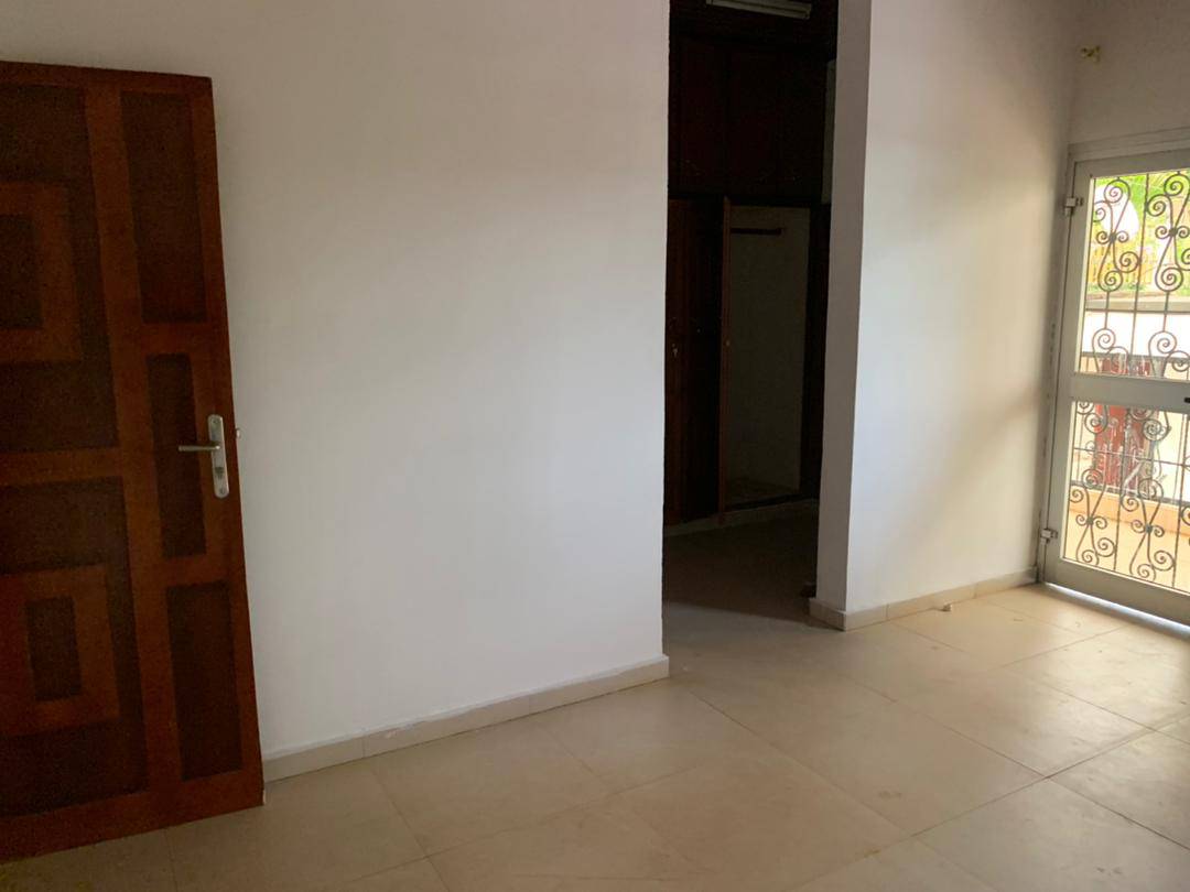 House (Duplex) to rent - Yaoundé, Bastos, GOLF - 1 living room(s), 4 bedroom(s), 3 bathroom(s) - 1 000 000 FCFA / month