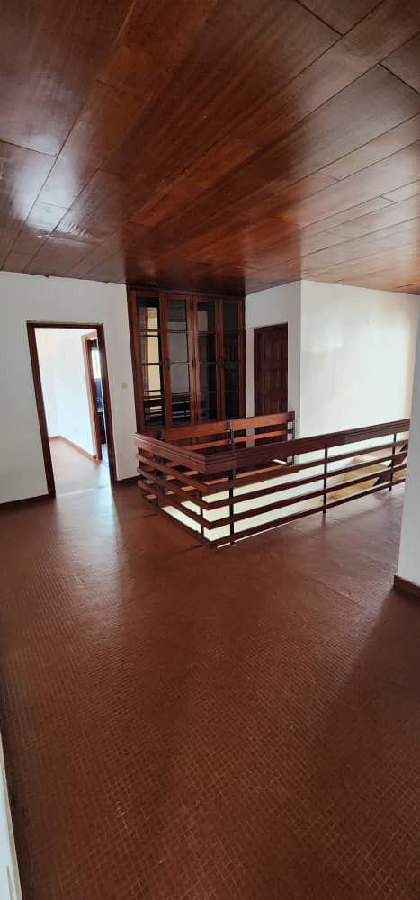 House (Duplex) to rent - Yaoundé, Bastos, Bastos centre - 1 living room(s), 4 bedroom(s), 3 bathroom(s) - 2 000 000 FCFA / month