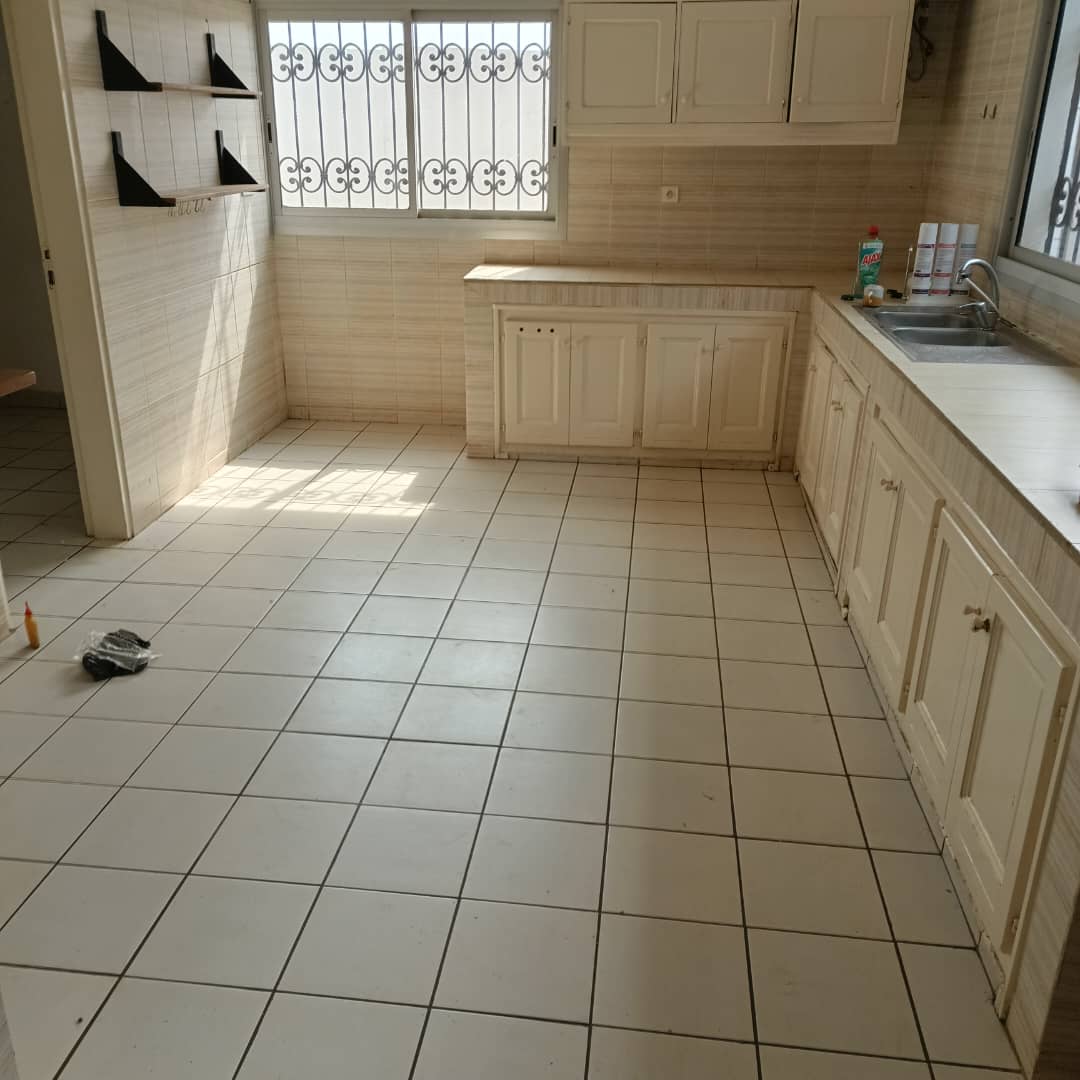 House (Villa) to rent - Yaoundé, Bastos, Bastos centre - 2 living room(s), 4 bedroom(s), 4 bathroom(s) - 2 000 000 FCFA / month