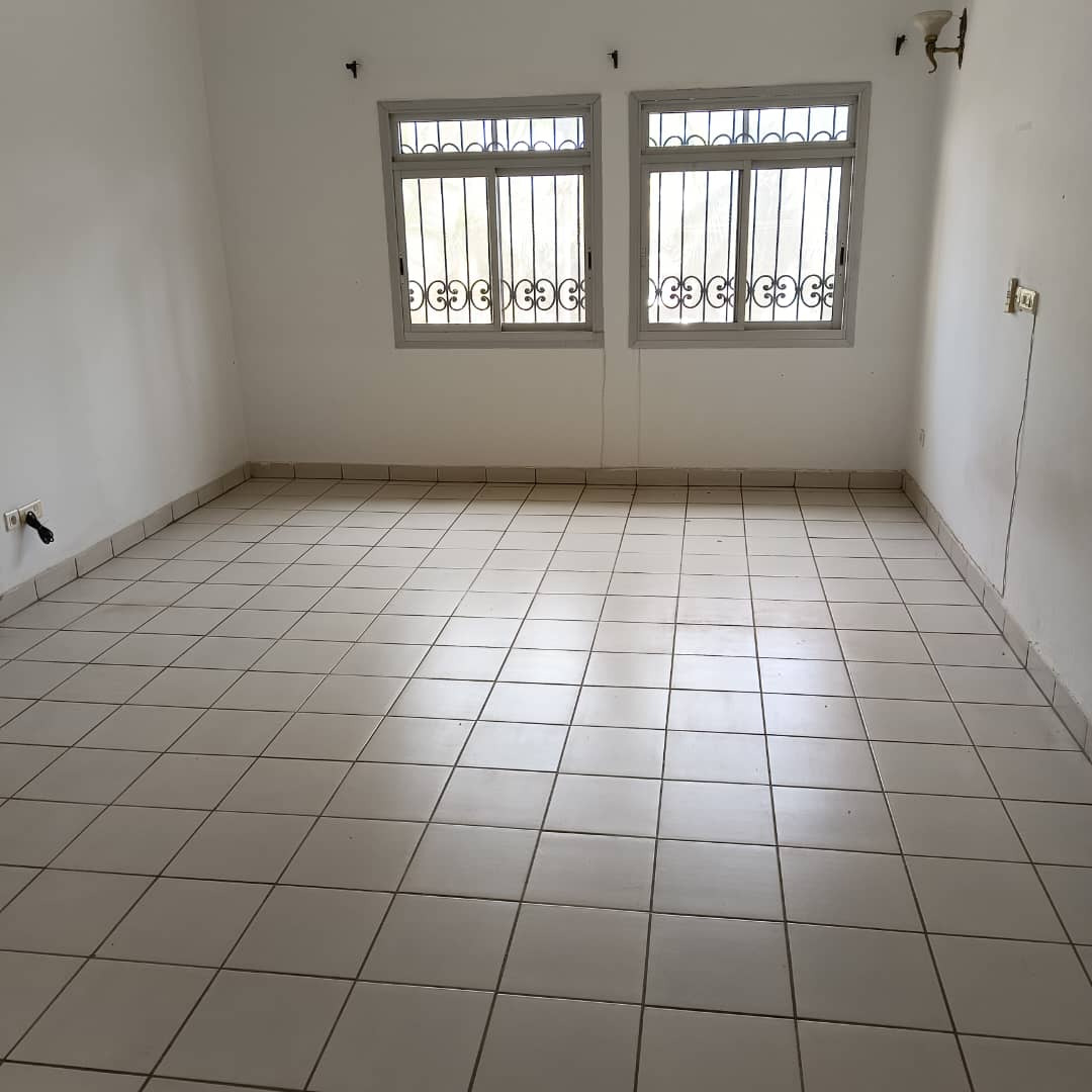 House (Villa) to rent - Yaoundé, Bastos, Bastos centre - 2 living room(s), 4 bedroom(s), 4 bathroom(s) - 2 000 000 FCFA / month