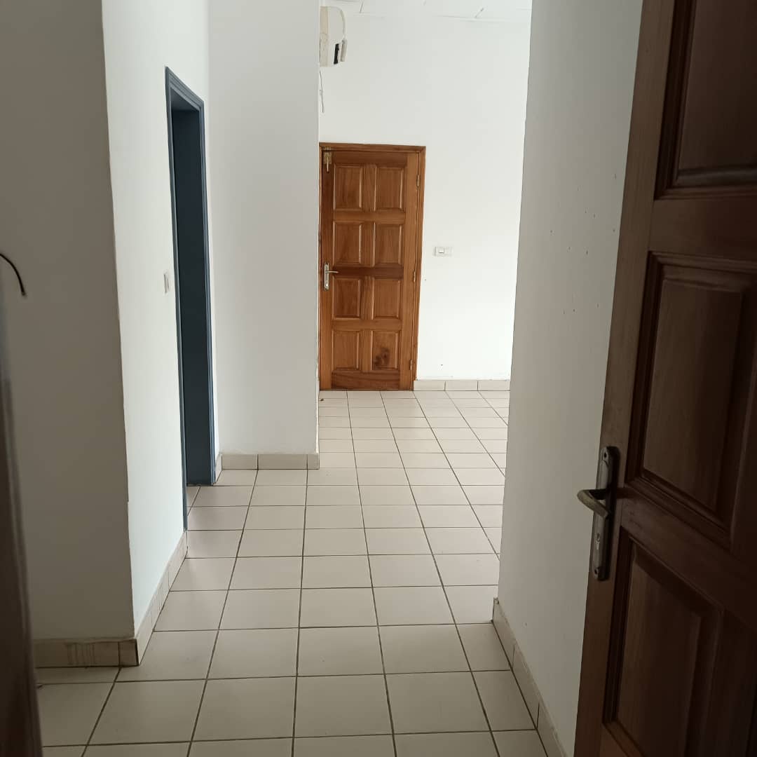 House (Villa) to rent - Yaoundé, Bastos, Bastos centre - 2 living room(s), 4 bedroom(s), 4 bathroom(s) - 2 000 000 FCFA / month