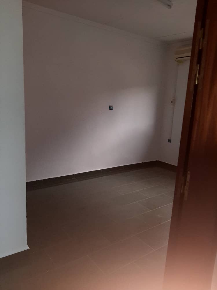 House (Villa) to rent - Yaoundé, Bastos, Bastos centre - 2 living room(s), 4 bedroom(s), 4 bathroom(s) - 2 000 000 FCFA / month