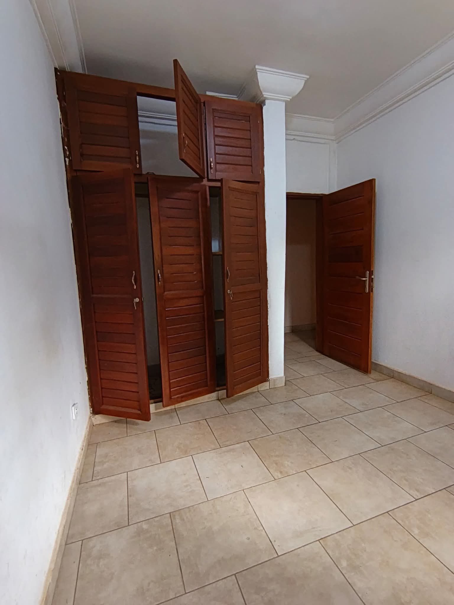 Appartement à louer - Yaoundé, Nkolfoulou, nkolfoulou - 1 salon(s), 3 chambre(s), 3 salle(s) de bains - 200 000 FCFA / mois