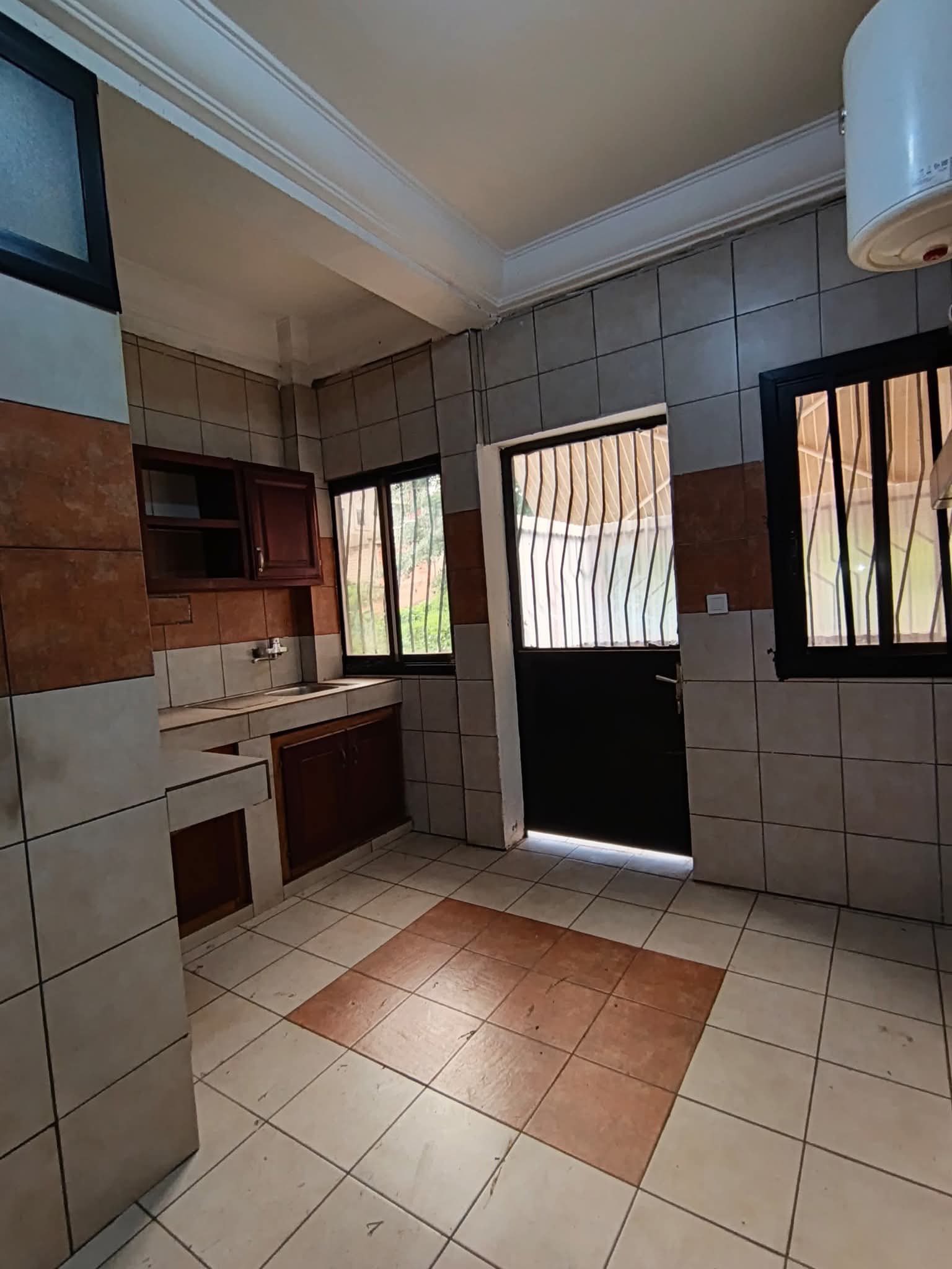 Appartement à louer - Yaoundé, Nkolfoulou, nkolfoulou - 1 salon(s), 3 chambre(s), 3 salle(s) de bains - 200 000 FCFA / mois