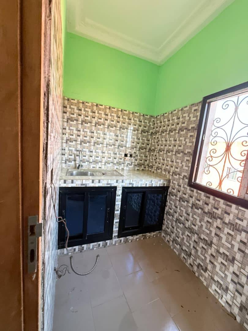 Appartement à louer - Yaoundé, Eleveur, eleveur - 1 salon(s), 3 chambre(s), 2 salle(s) de bains - 1 200 000 FCFA / mois