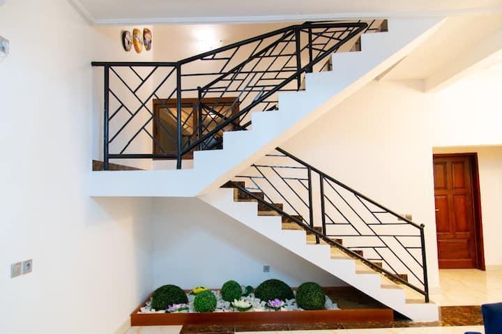 Apartment to rent - Yaoundé, Bastos, OMNISPORT PRIX a LA NUITÉE - 1 living room(s), 3 bedroom(s), 3 bathroom(s) - 50 000 FCFA / month