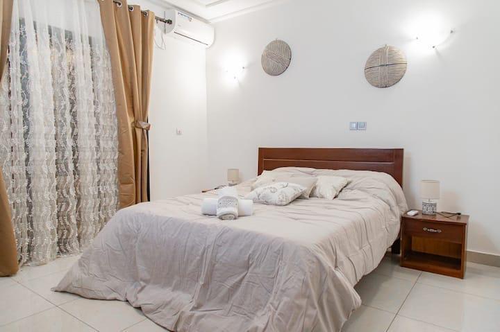 Apartment to rent - Yaoundé, Bastos, OMNISPORT PRIX a LA NUITÉE - 1 living room(s), 3 bedroom(s), 3 bathroom(s) - 50 000 FCFA / month